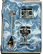 подарочные наборы сувениры из серебра, рамки шкатулки чашки и ложки